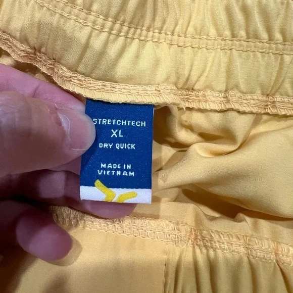 New NWT light yellow women’s running shorts old navy XL x-large - Picture 4 of 8